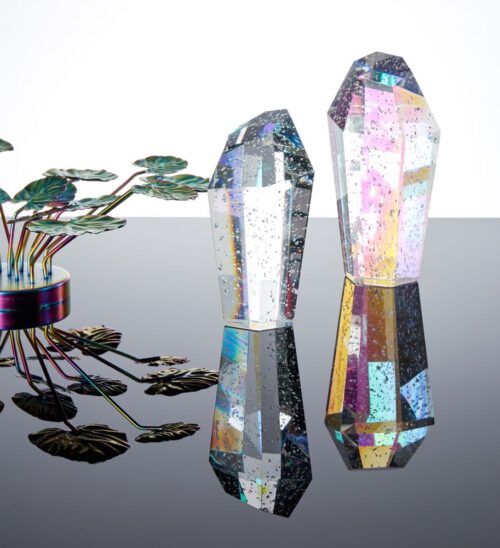 Styling billede med refleksion af Crystal Rocks and Wall Flower