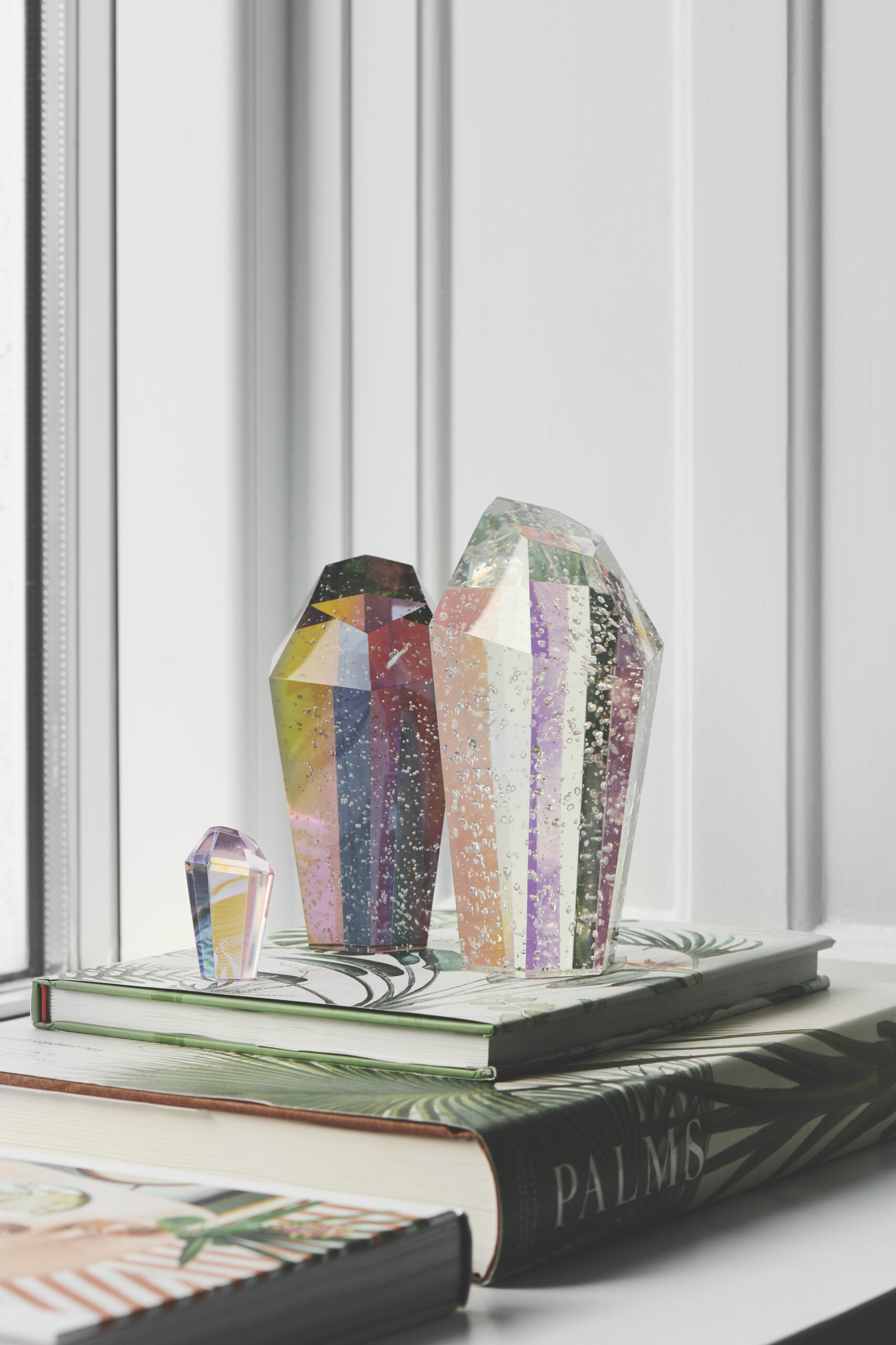 Billede af stylet crystal rocks på en bog